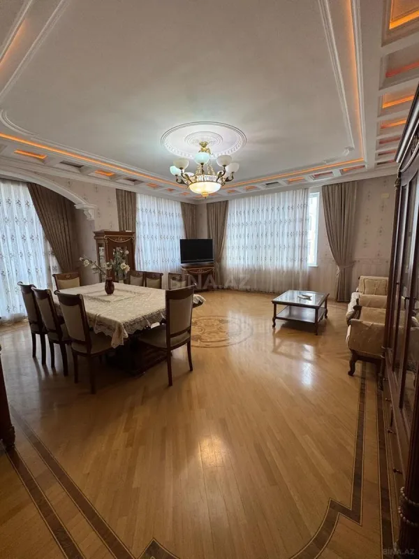 Satılır 4 otaqlı mənzil 180 m²