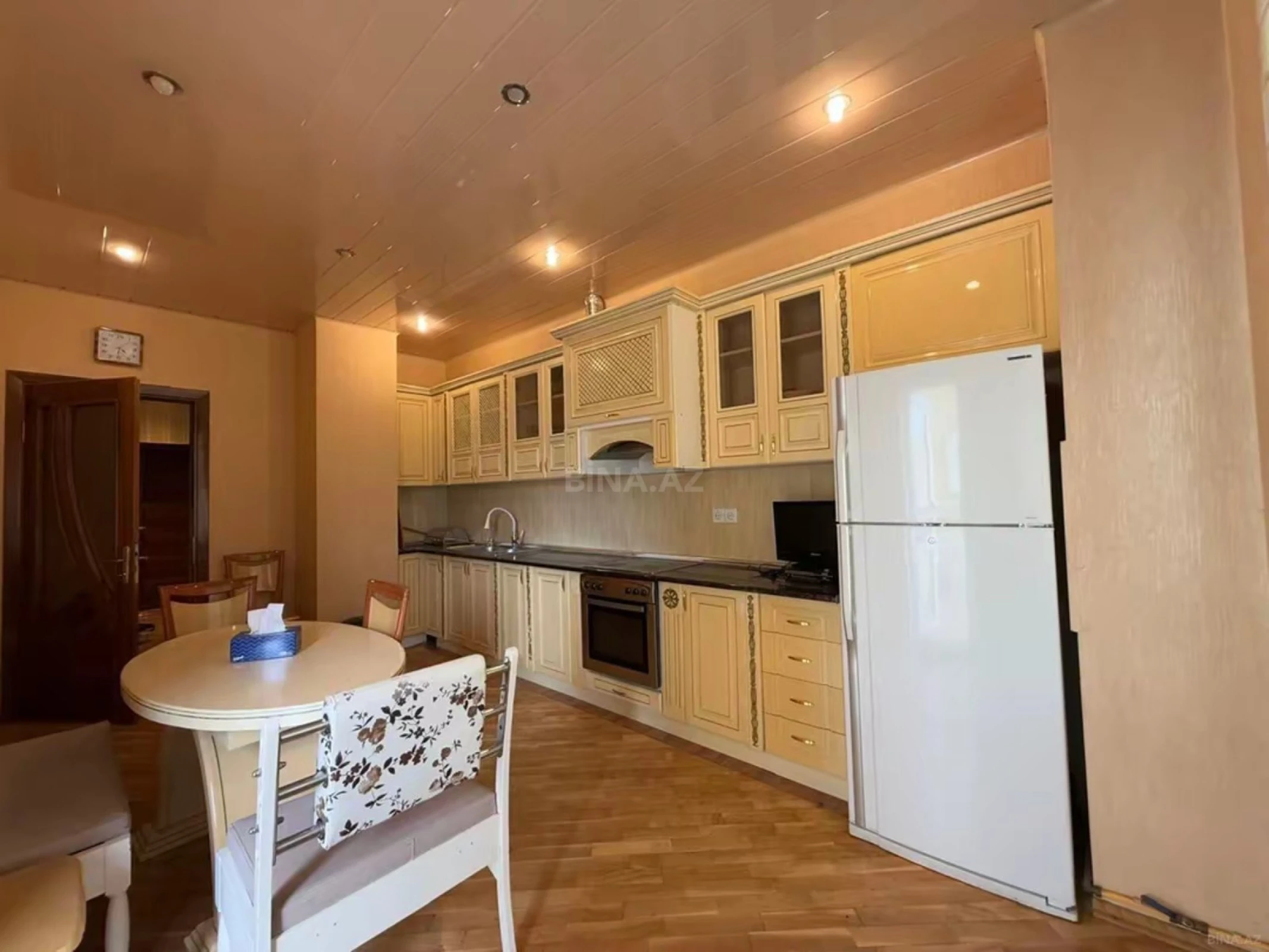 Kirayə verilir 3 otaqlı mənzil 142 m²