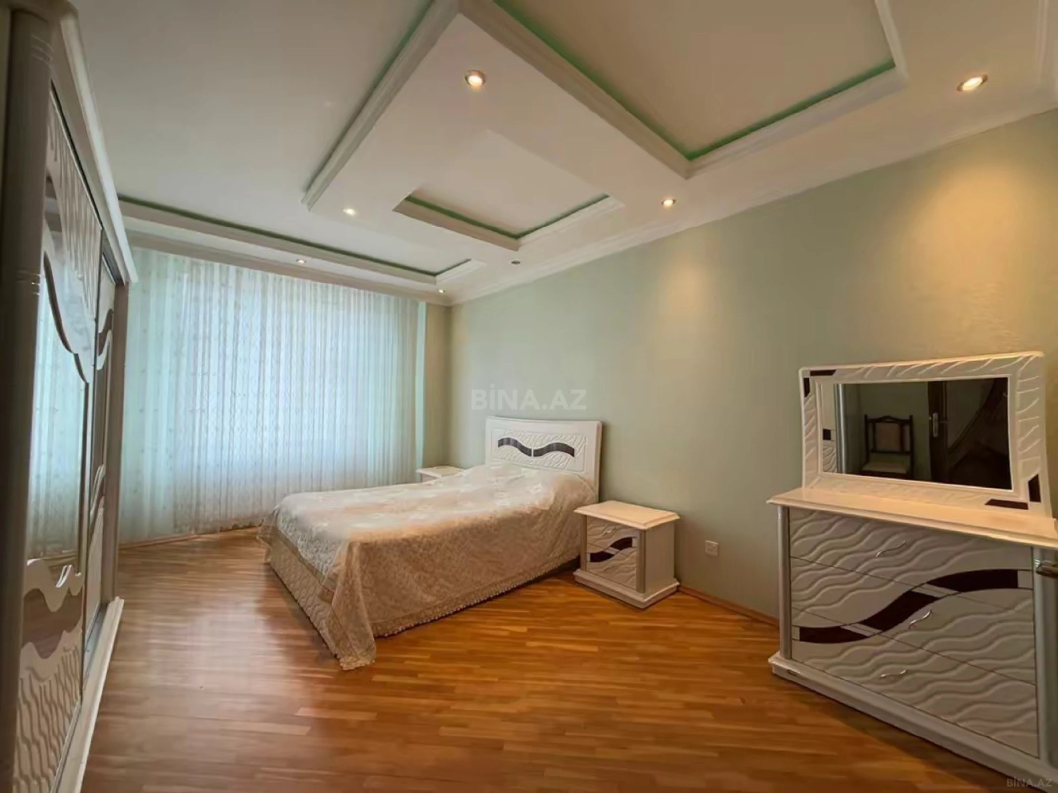 Kirayə verilir 3 otaqlı mənzil 142 m²