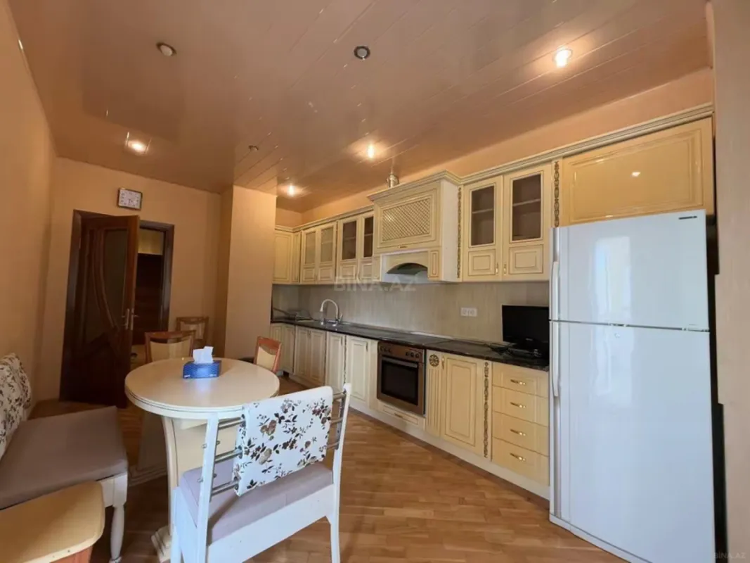 Kirayə verilir 3 otaqlı mənzil 142 m²