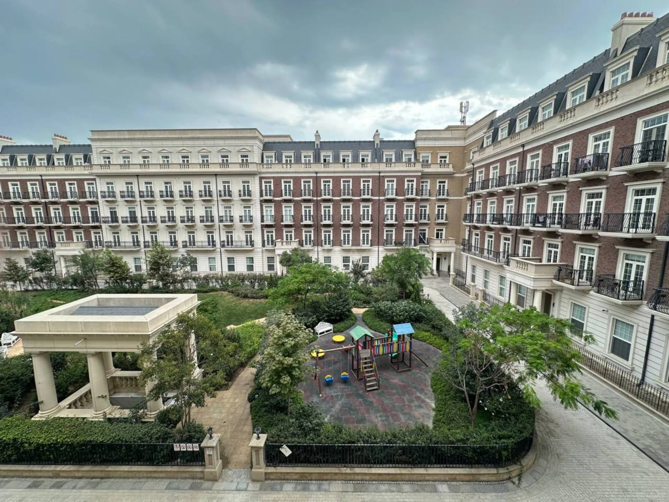 Satılır 4 otaqlı mənzil 159.2 m²