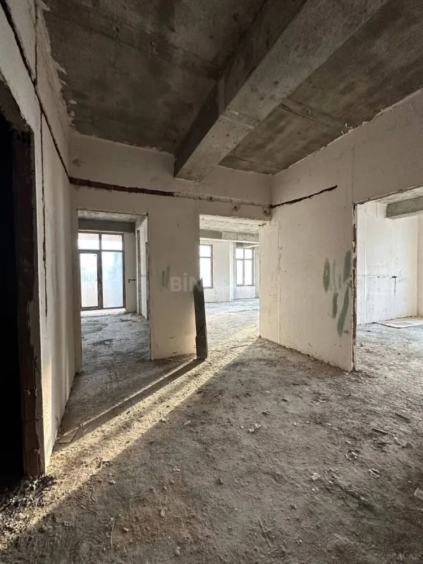 Satılır 3 otaqlı mənzil 135 m²
