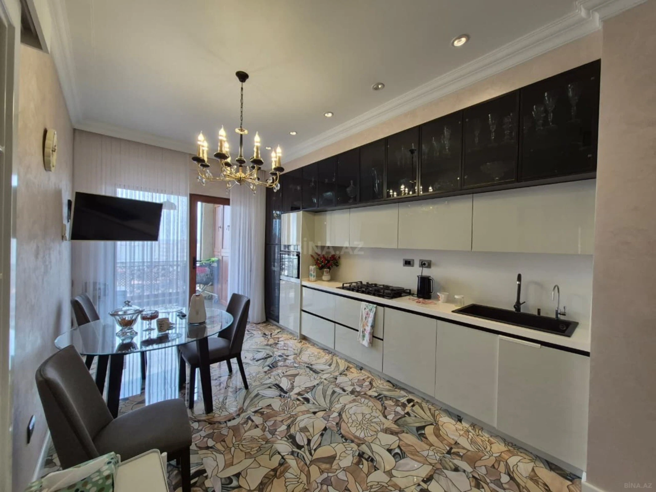 Satılır 3 otaqlı mənzil 170 m²