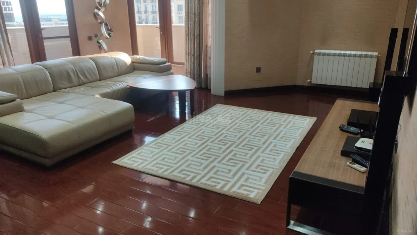 Satılır 4 otaqlı mənzil 172 m²