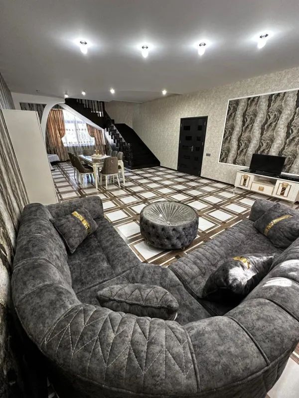 Satılır 6 otaqlı həyət evi 250 m²