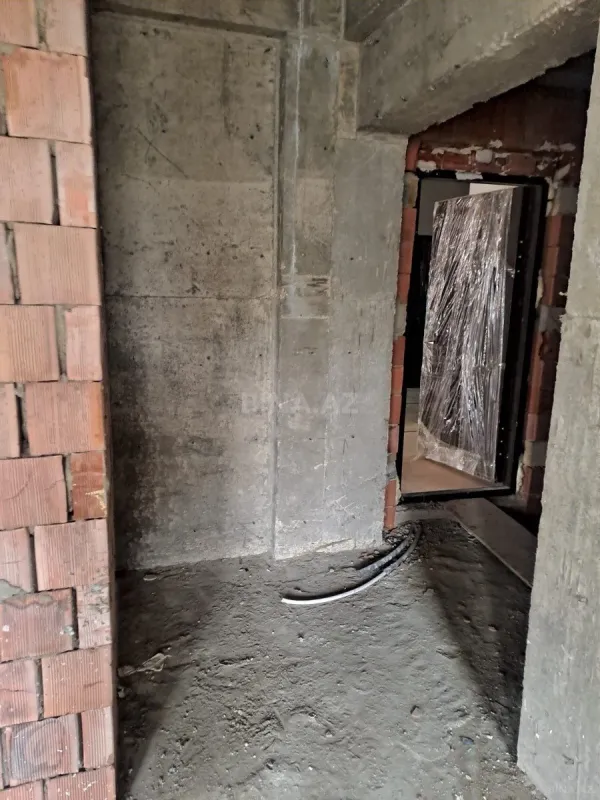 Satılır 2 otaqlı mənzil 83 m²