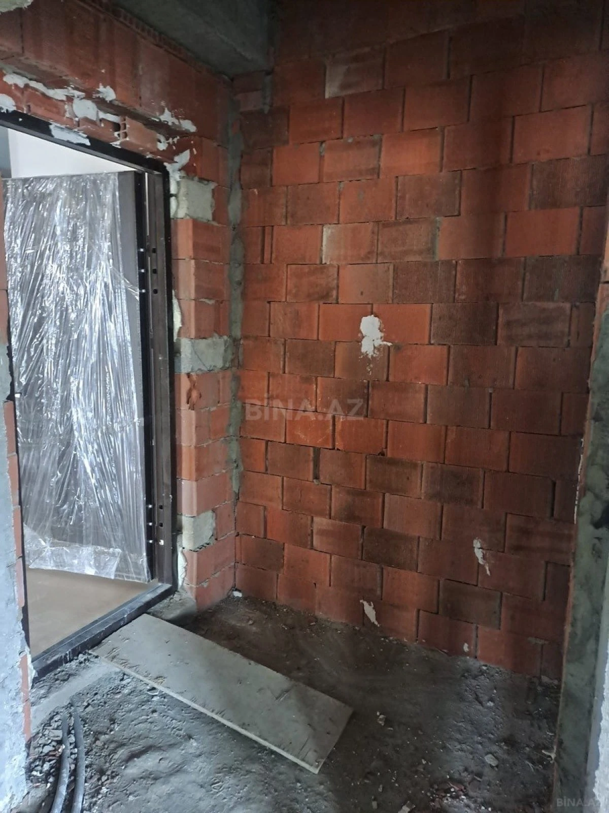 Satılır 2 otaqlı mənzil 83 m²
