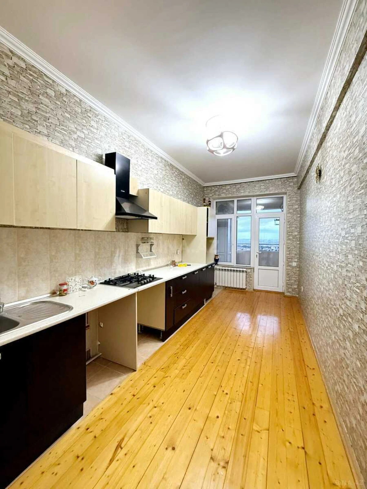 Satılır 4 otaqlı mənzil 140 m²