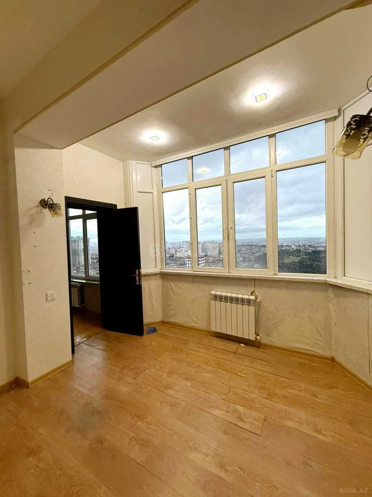 Satılır 4 otaqlı mənzil 140 m²