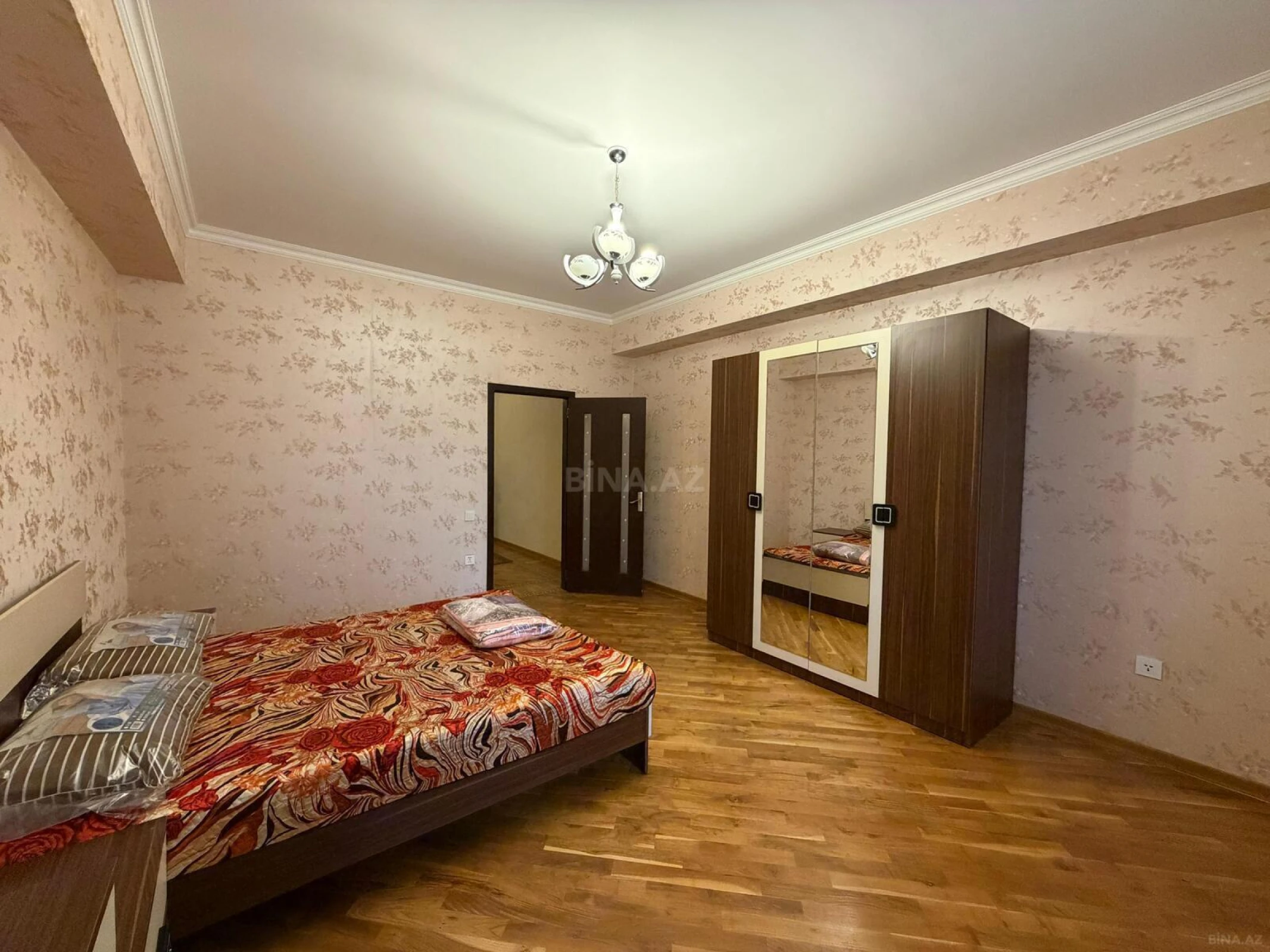 Kirayə verilir 4 otaqlı mənzil 160 m²