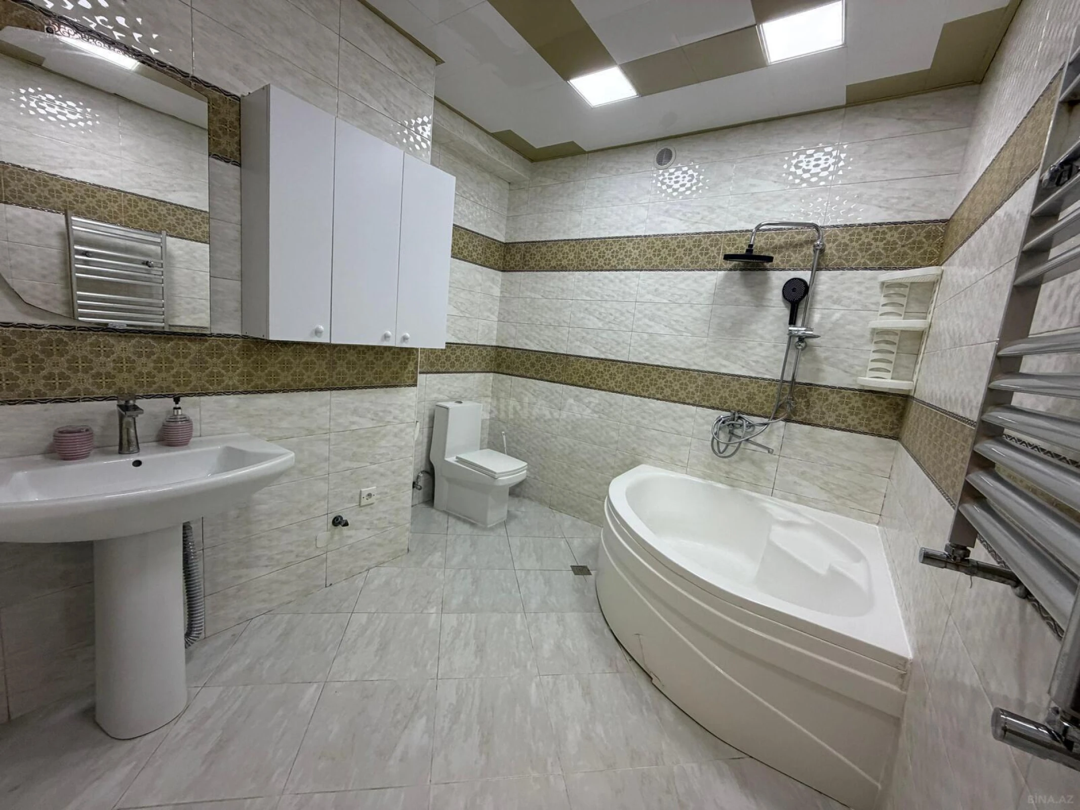 Kirayə verilir 4 otaqlı mənzil 160 m²