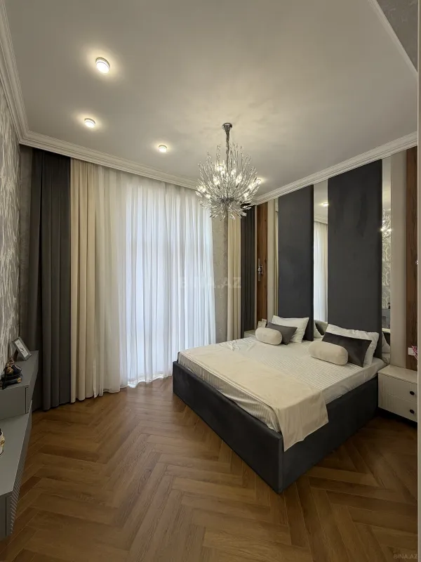 Satılır 3 otaqlı mənzil 132 m²