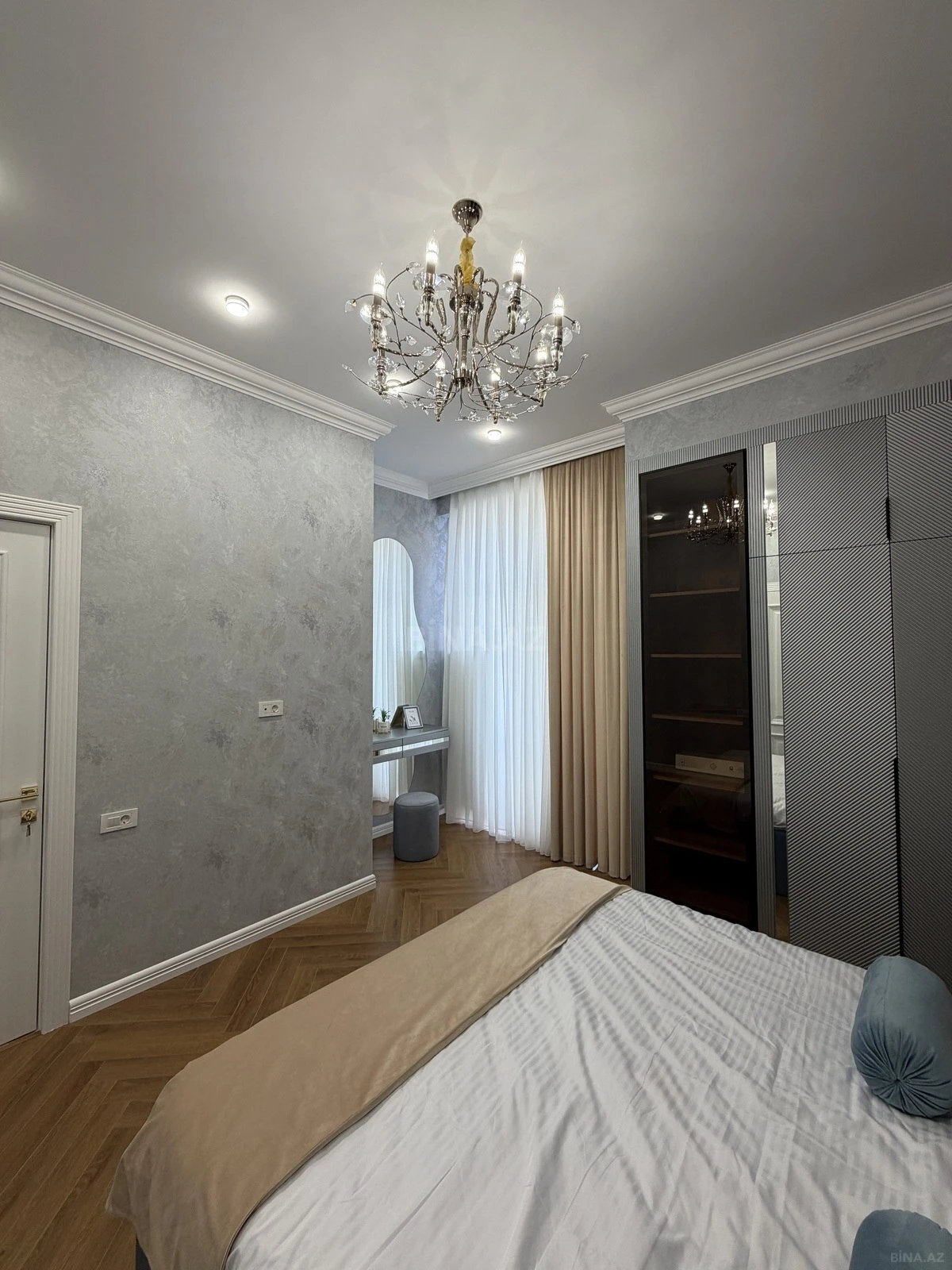 Satılır 3 otaqlı mənzil 132 m²