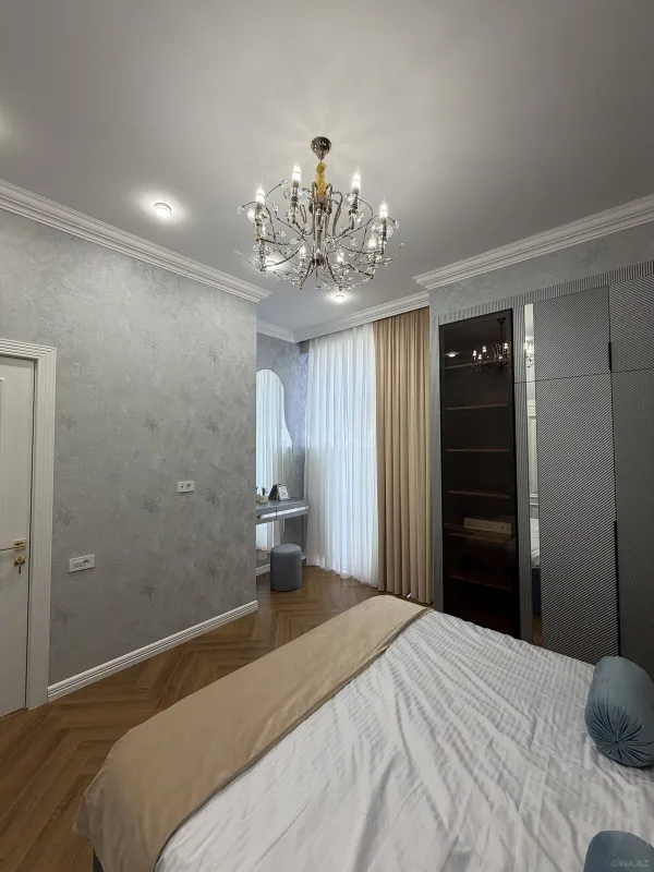 Satılır 3 otaqlı mənzil 132 m²