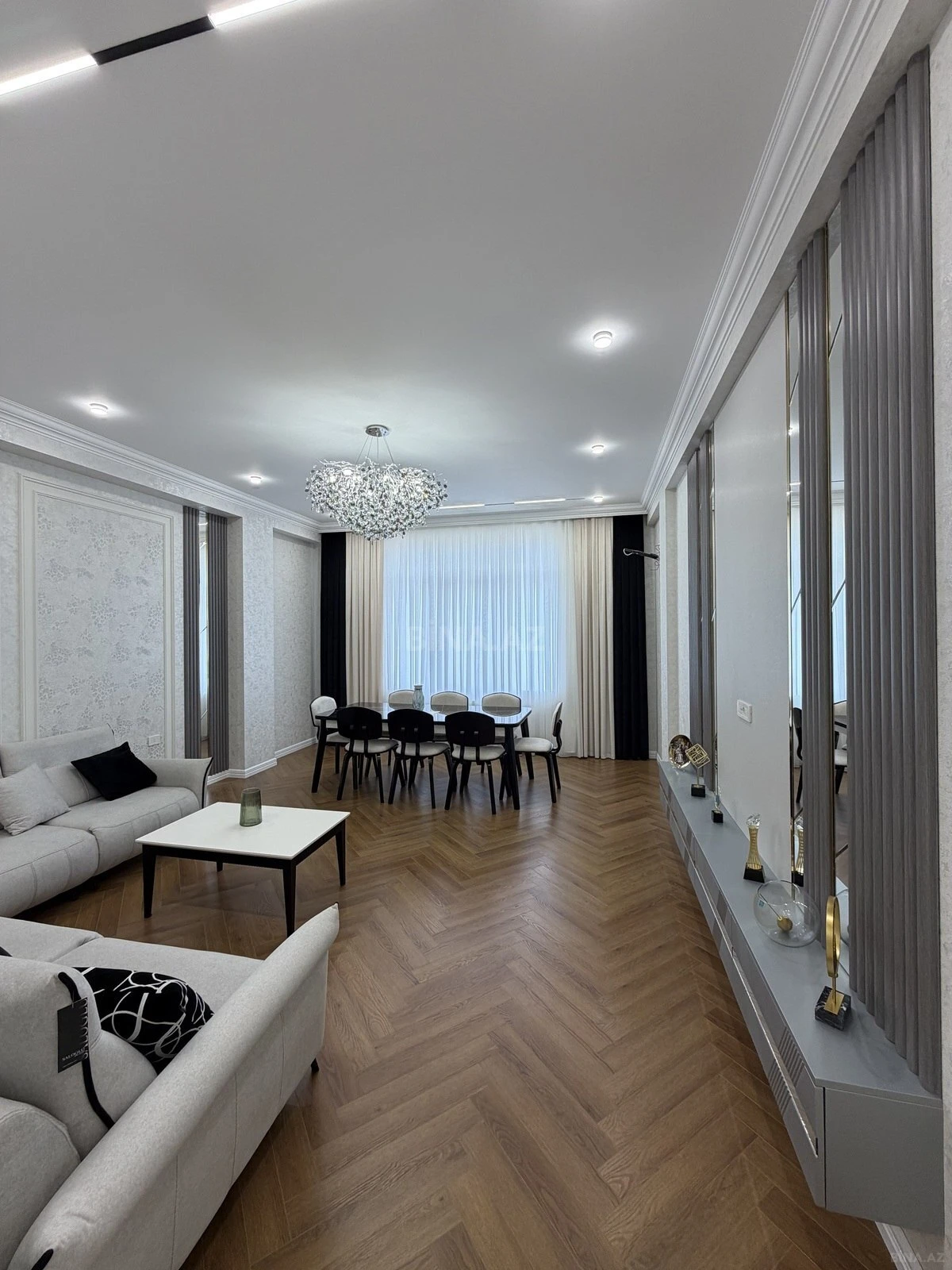 Satılır 3 otaqlı mənzil 132 m²