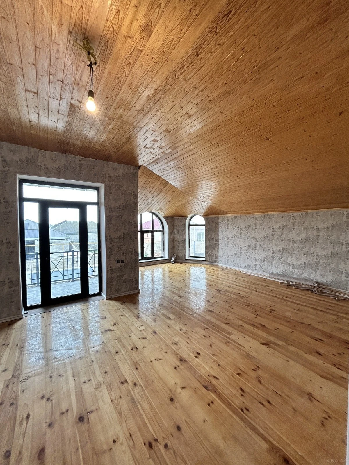 Satılır 6 otaqlı həyət evi 240 m²