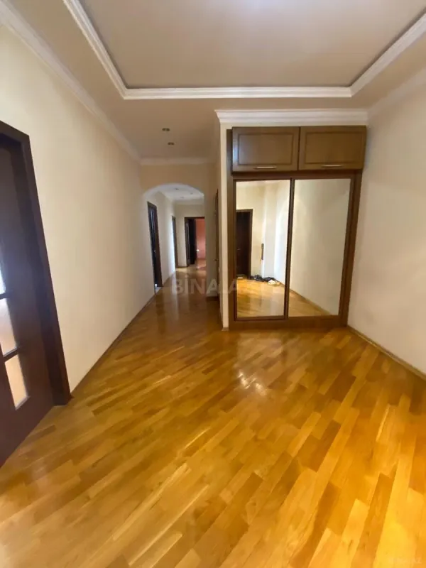 Satılır 3 otaqlı mənzil 140 m²