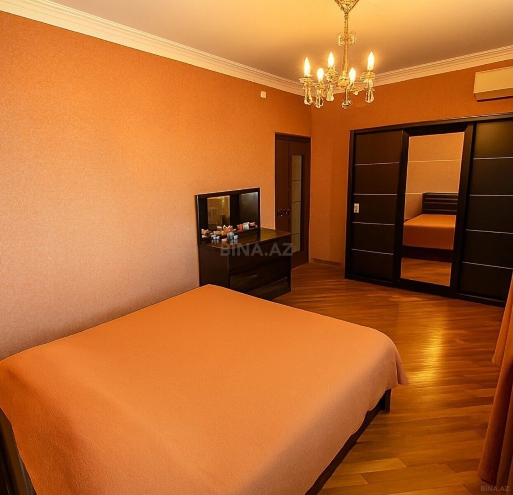 Satılır 3 otaqlı mənzil 140 m²