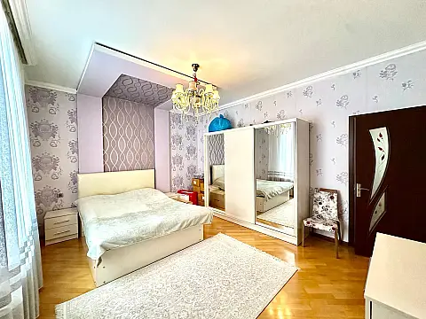 Satılır 6 otaqlı həyət evi 180 m²