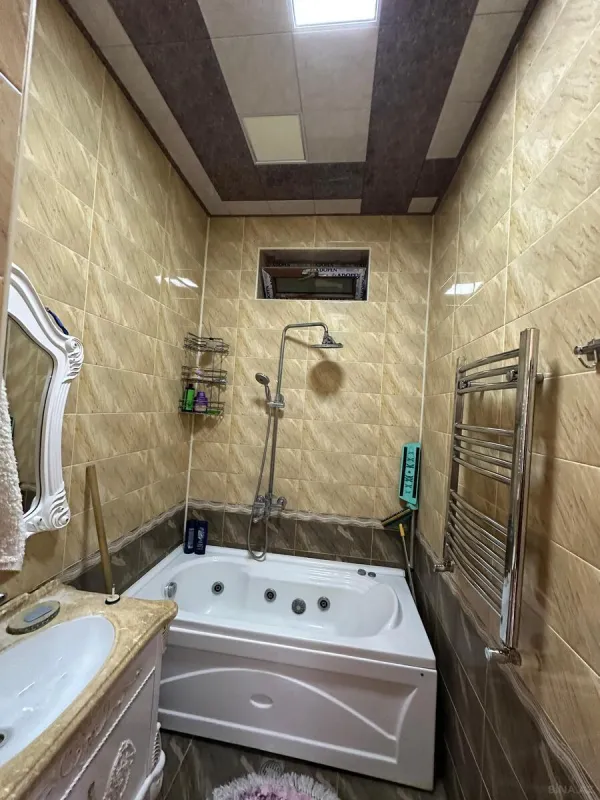 Satılır 6 otaqlı həyət evi 180 m²