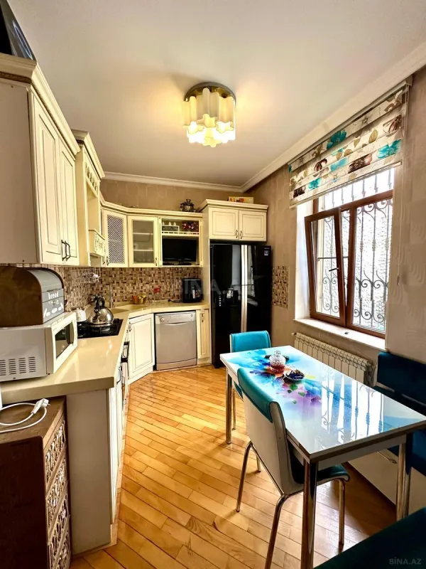 Satılır 6 otaqlı həyət evi 180 m²