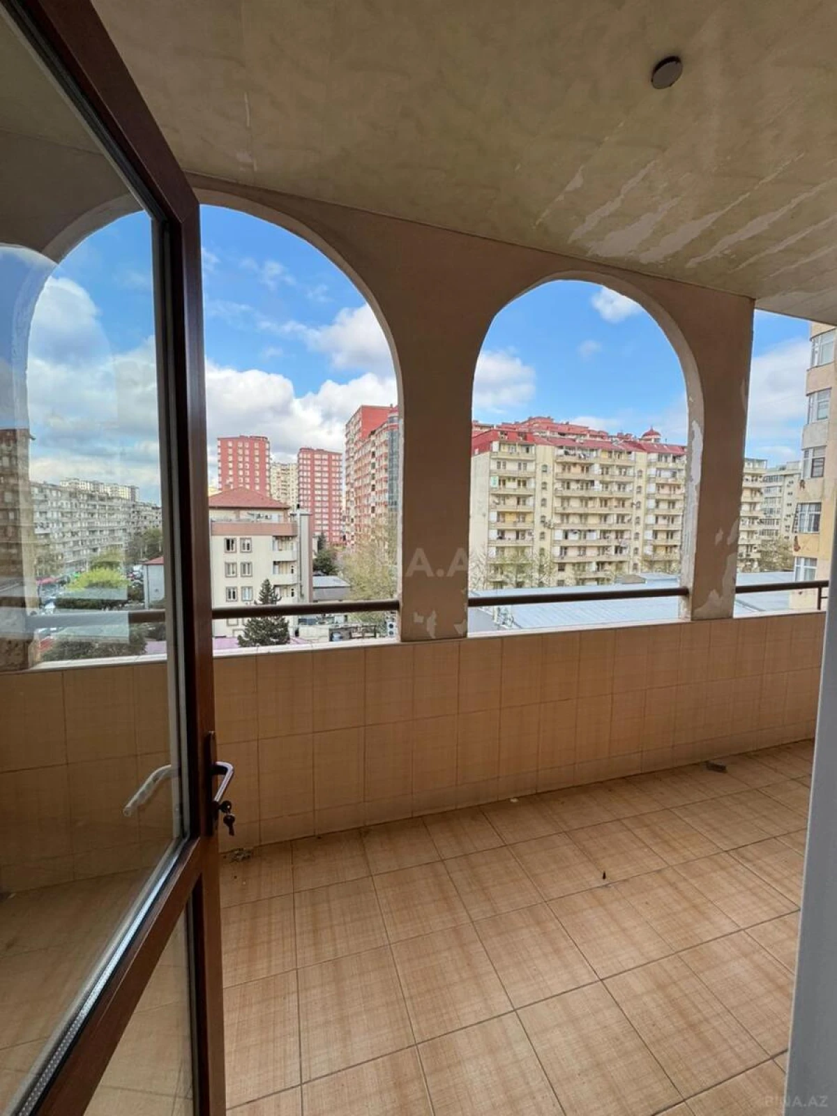 Satılır 4 otaqlı mənzil 166.6 m²