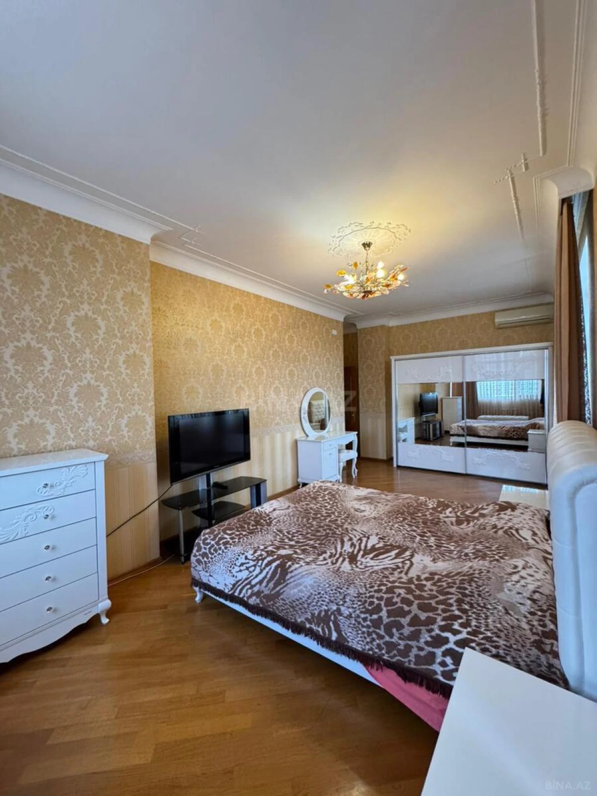 Satılır 4 otaqlı mənzil 166.6 m²