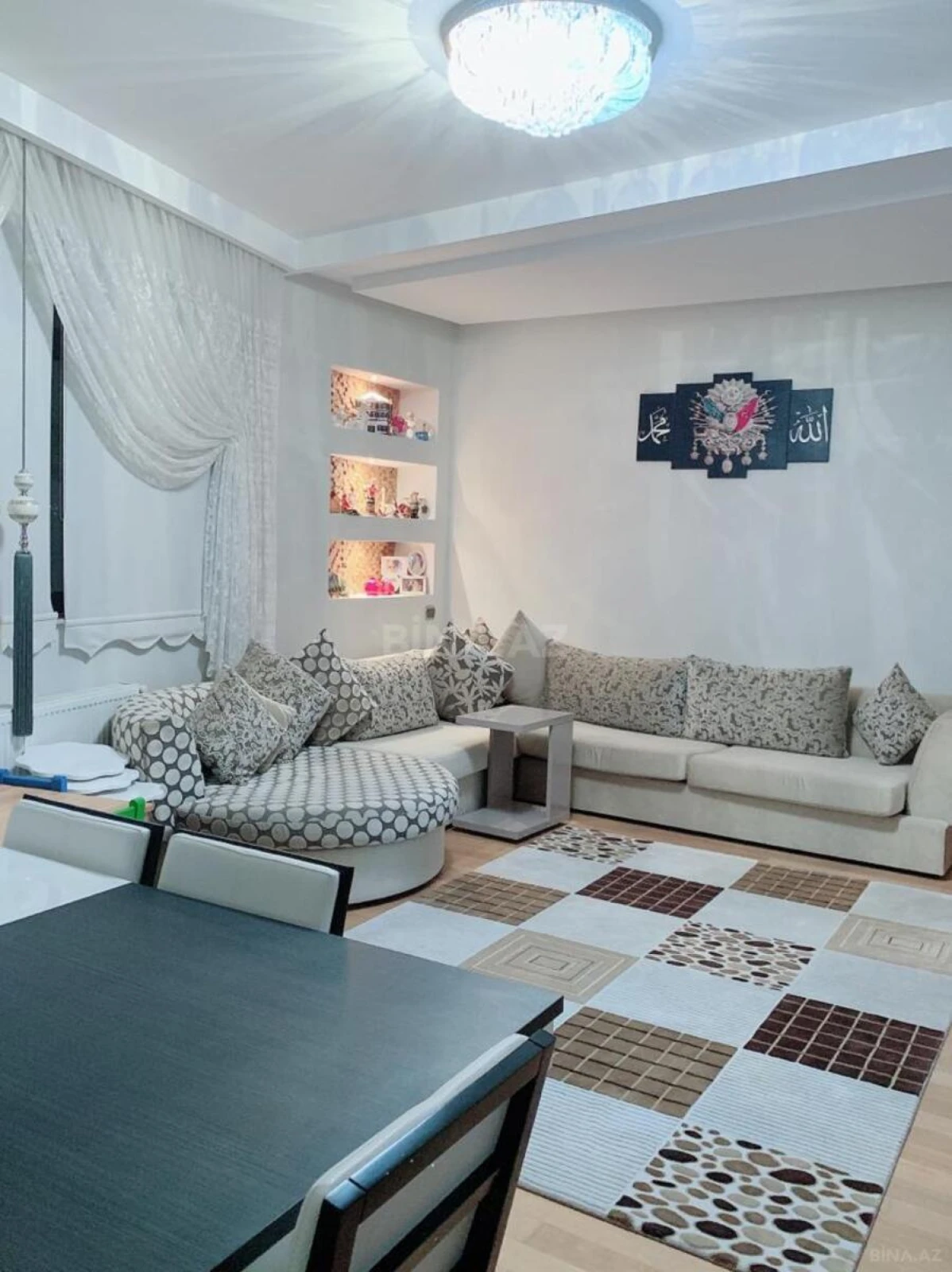 Kirayə verilir 2 otaqlı mənzil 98 m²
