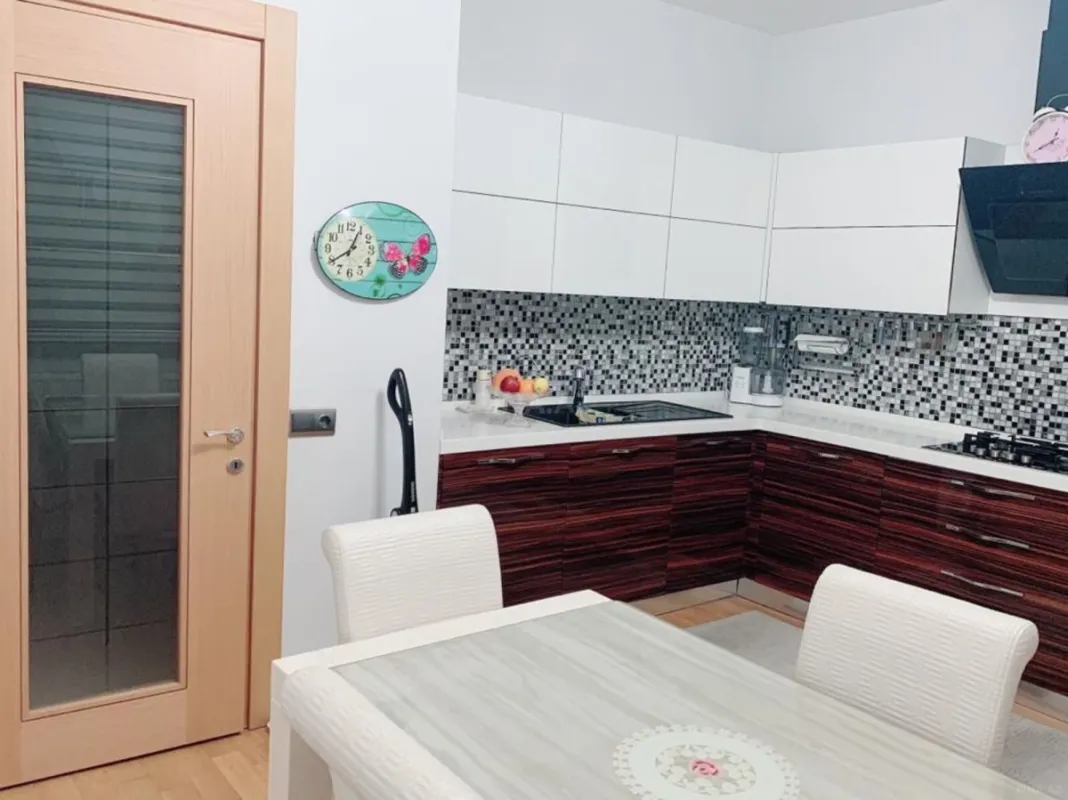 Kirayə verilir 2 otaqlı mənzil 98 m²