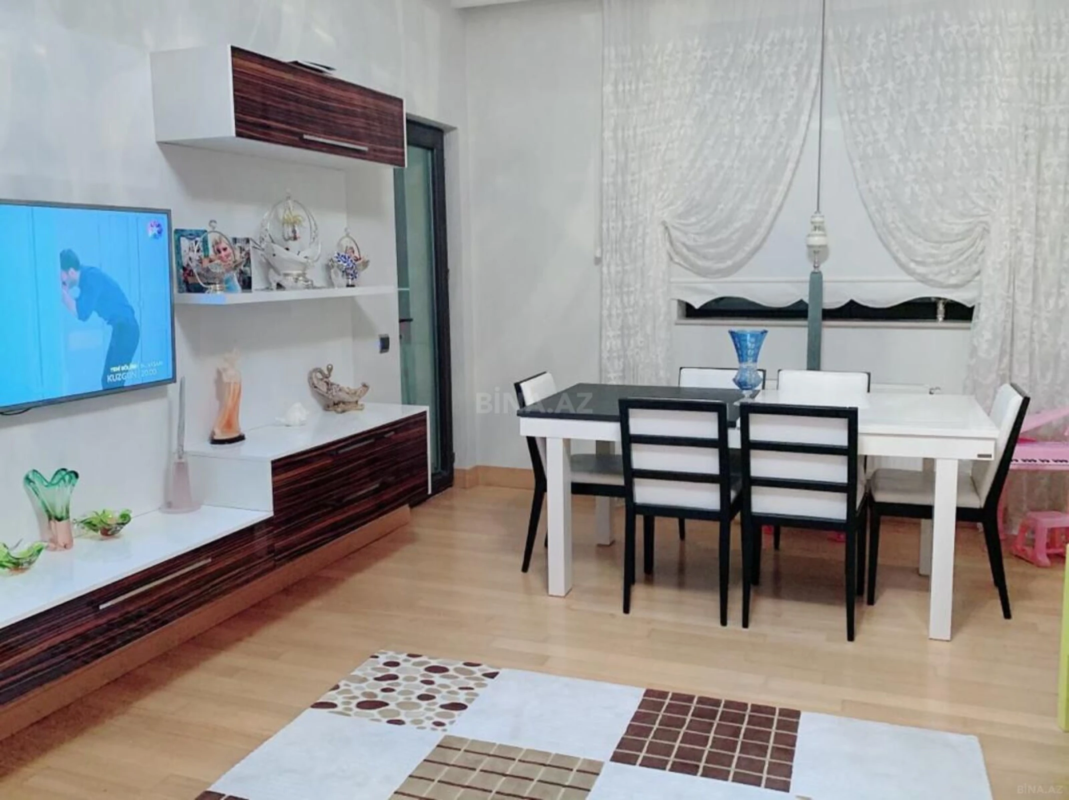 Kirayə verilir 2 otaqlı mənzil 98 m²