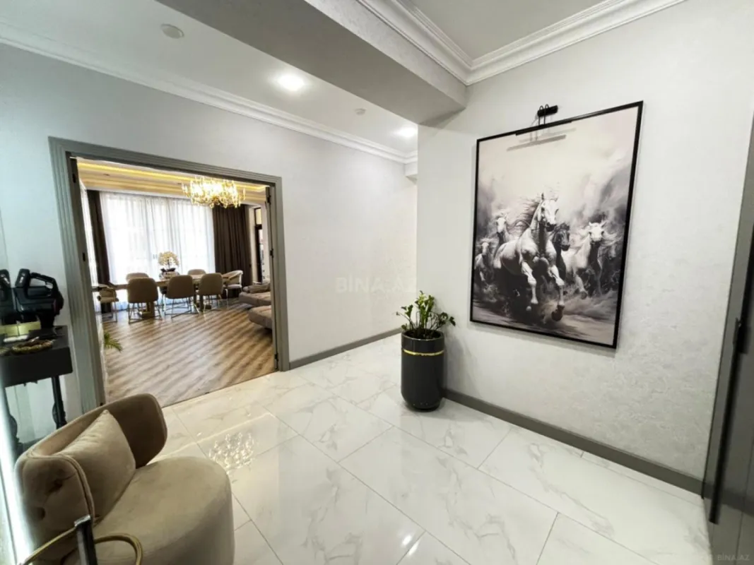 Satılır 4 otaqlı mənzil 136 m²