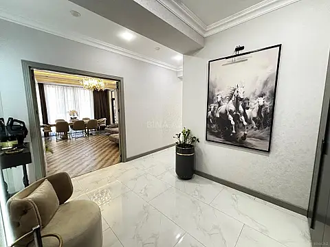 Satılır 4 otaqlı mənzil 136 m²