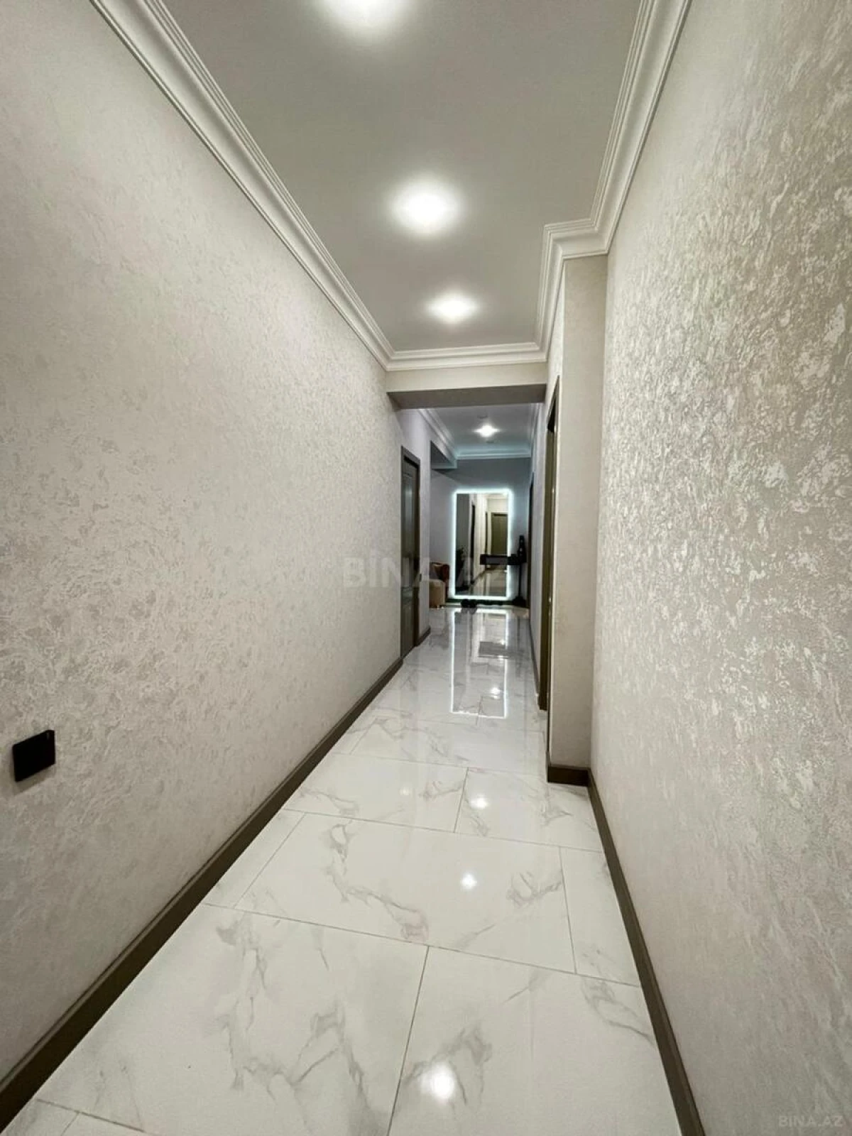Satılır 4 otaqlı mənzil 136 m²