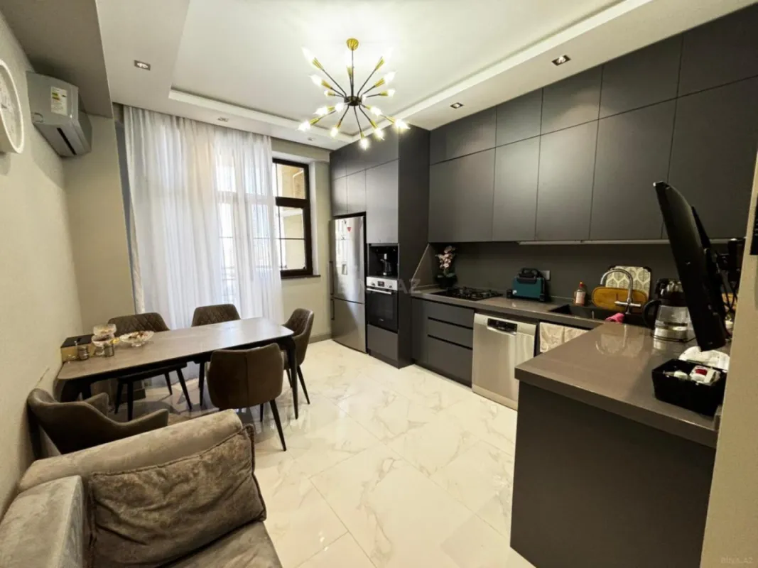 Satılır 4 otaqlı mənzil 136 m²