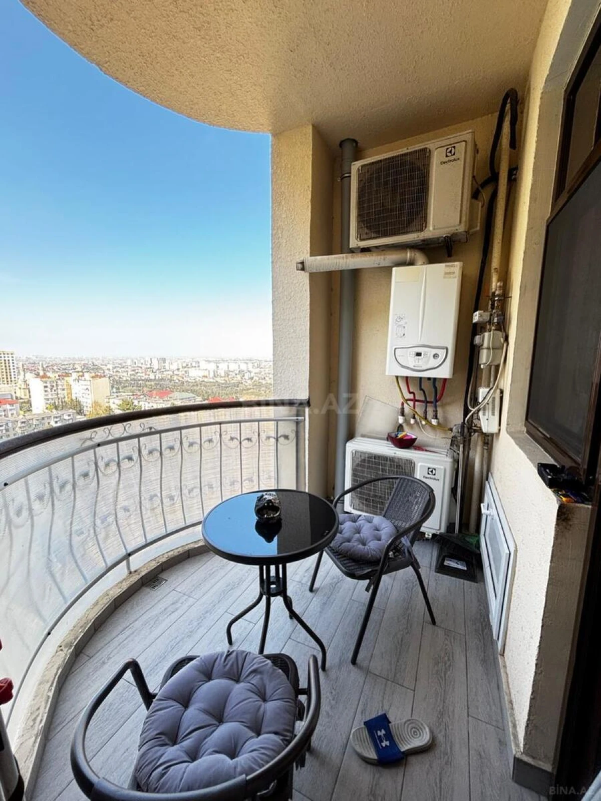 Satılır 4 otaqlı mənzil 136 m²