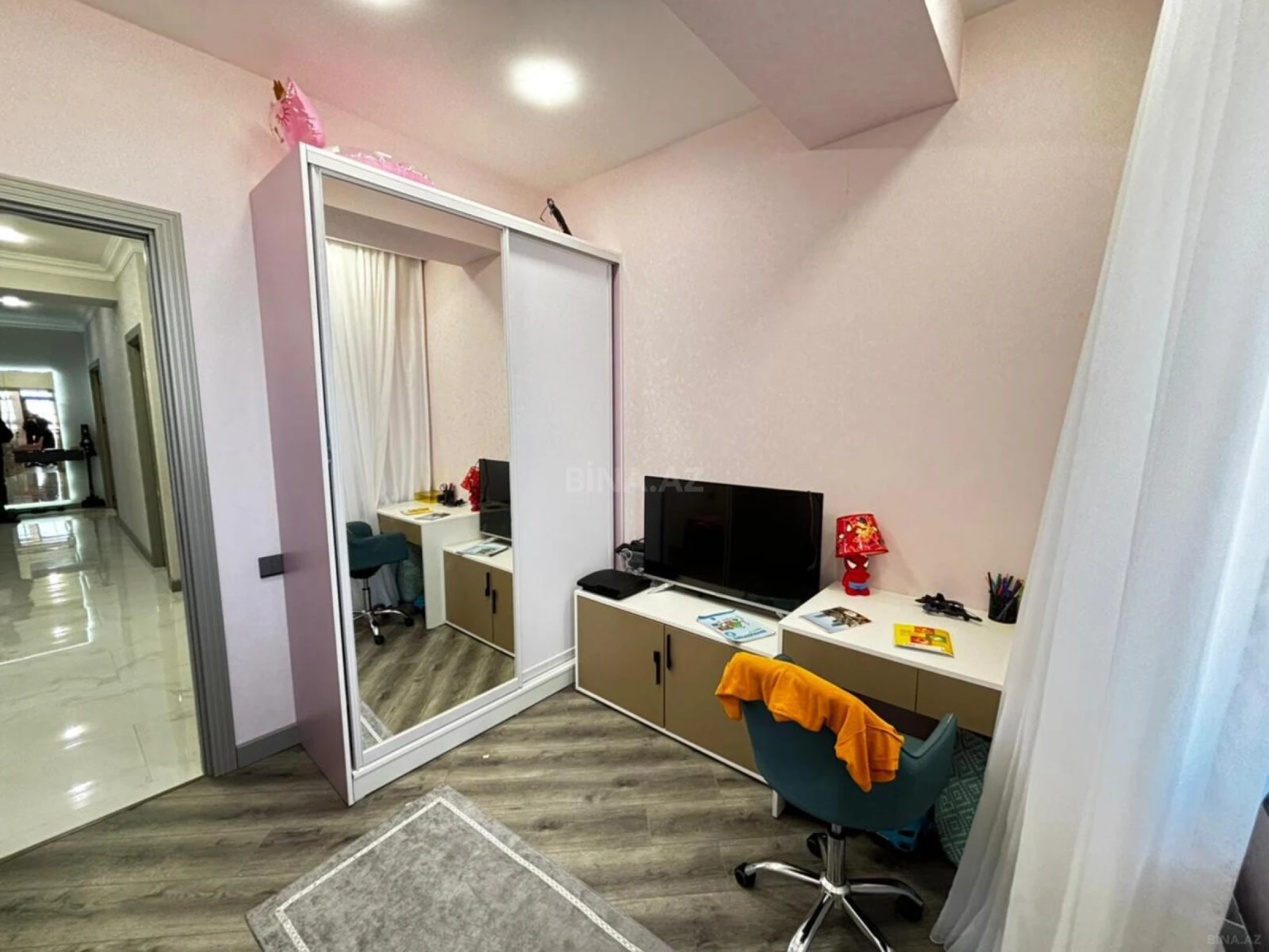 Satılır 4 otaqlı mənzil 136 m²