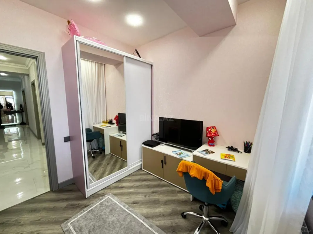 Satılır 4 otaqlı mənzil 136 m²