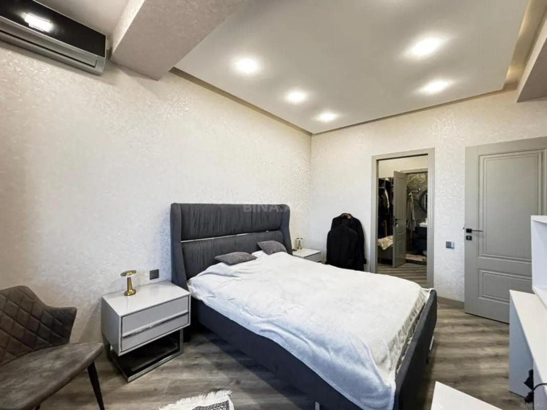 Satılır 4 otaqlı mənzil 136 m²