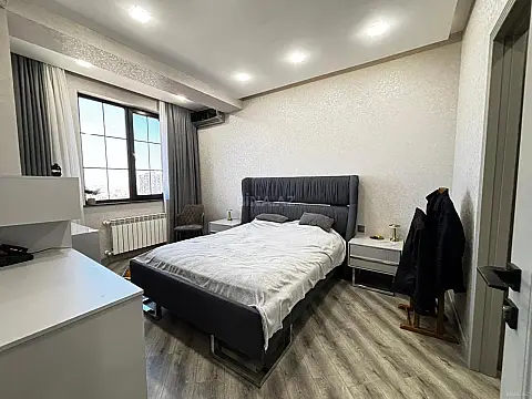 Satılır 4 otaqlı mənzil 136 m²