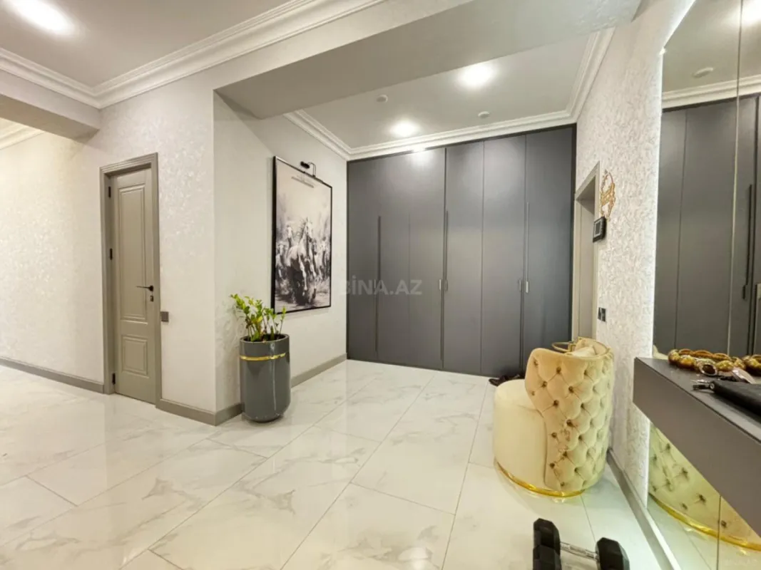 Satılır 4 otaqlı mənzil 136 m²