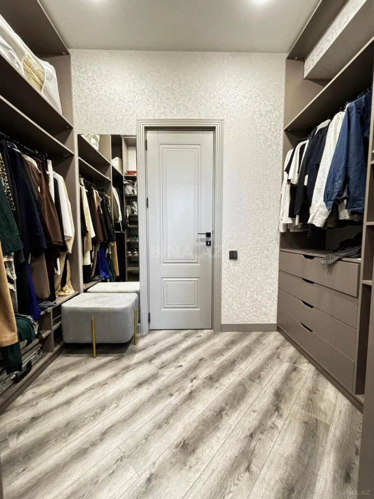 Satılır 4 otaqlı mənzil 136 m²