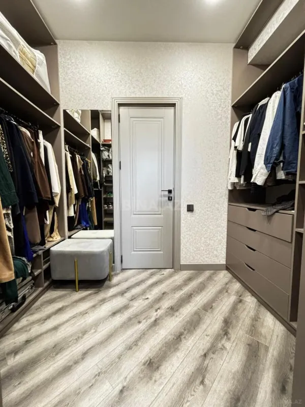 Satılır 4 otaqlı mənzil 136 m²