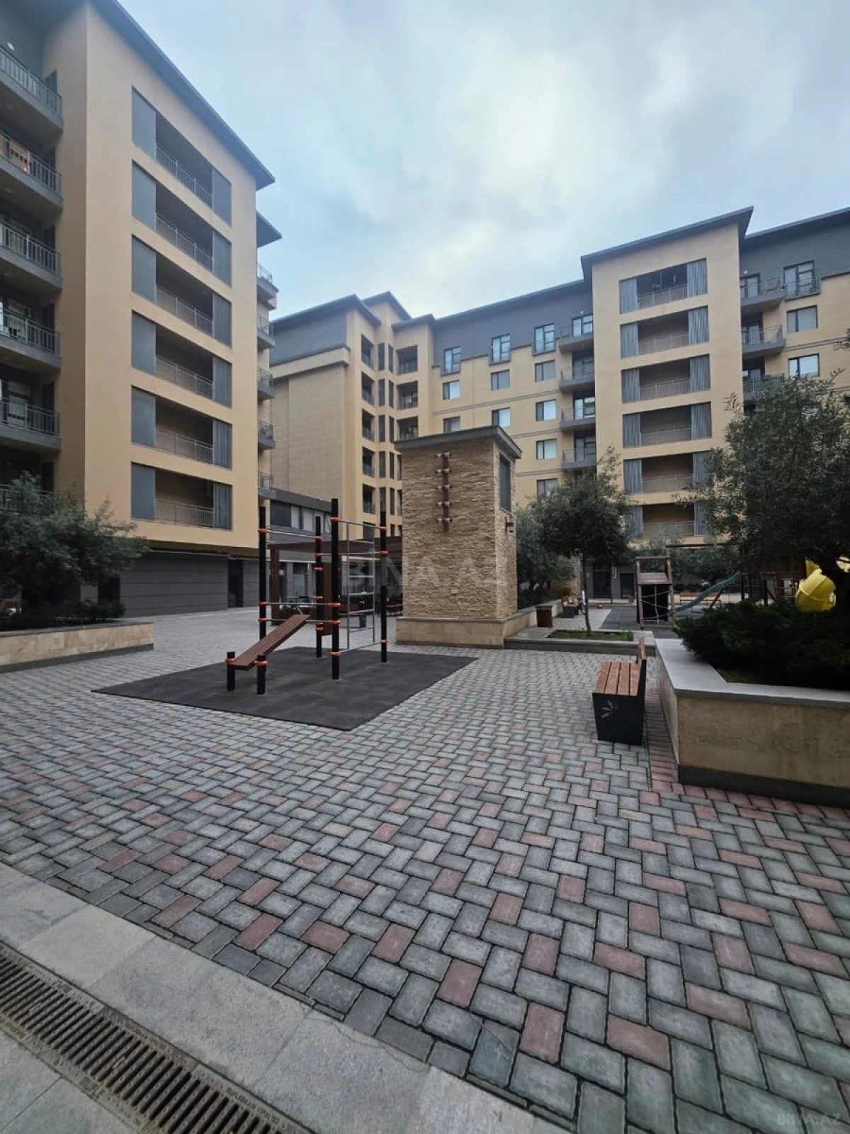 Satılır 3 otaqlı mənzil 136 m²