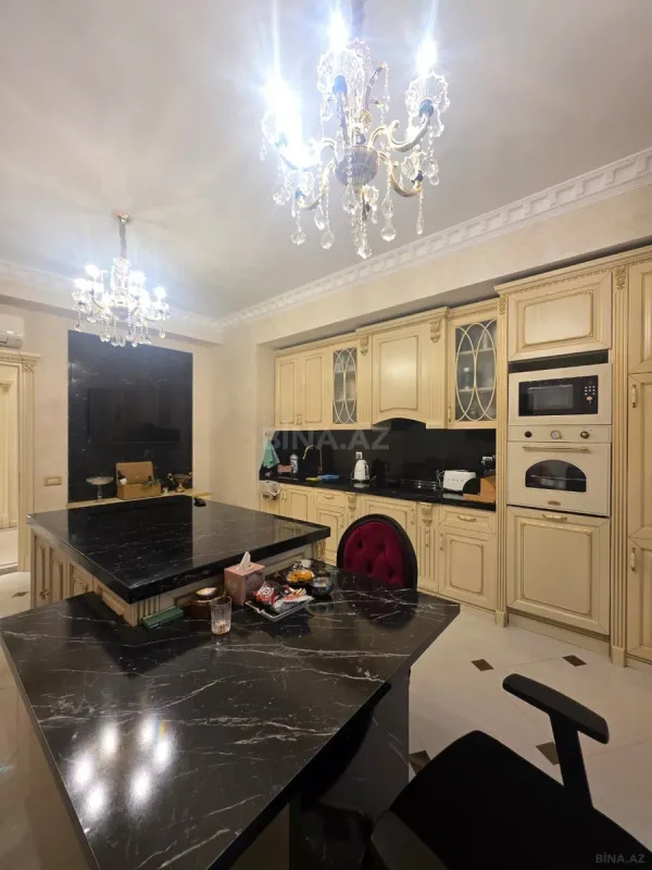 Satılır 3 otaqlı mənzil 136 m²