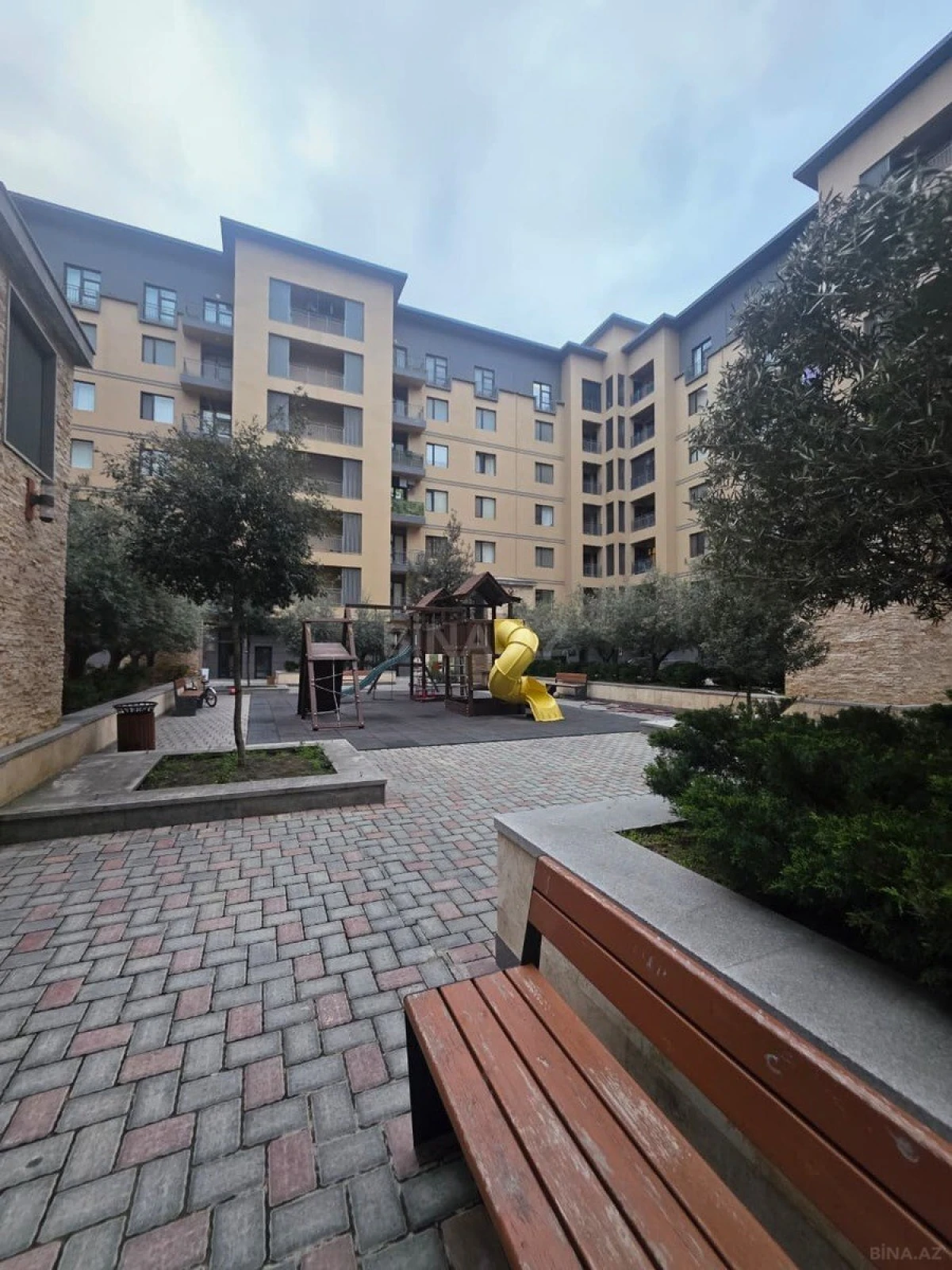 Satılır 3 otaqlı mənzil 136 m²