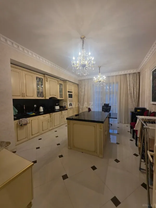 Satılır 3 otaqlı mənzil 136 m²