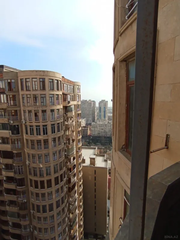 Satılır 4 otaqlı mənzil 159 m²