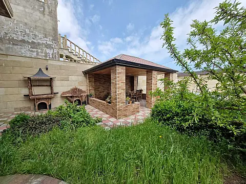 Satılır 5 otaqlı həyət evi 200 m²