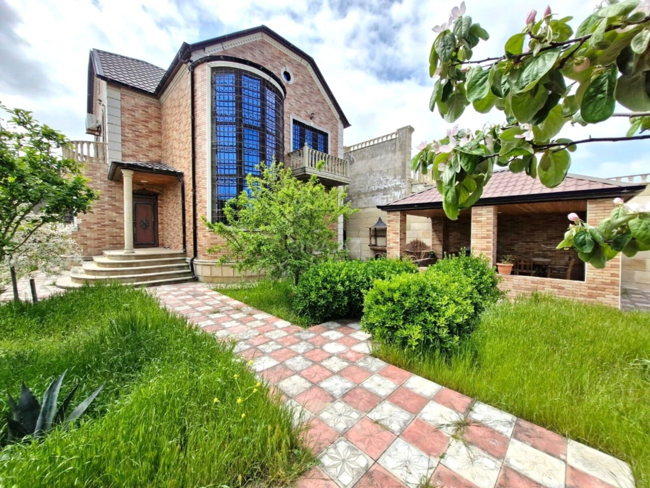 Satılır 5 otaqlı həyət evi 200 m²