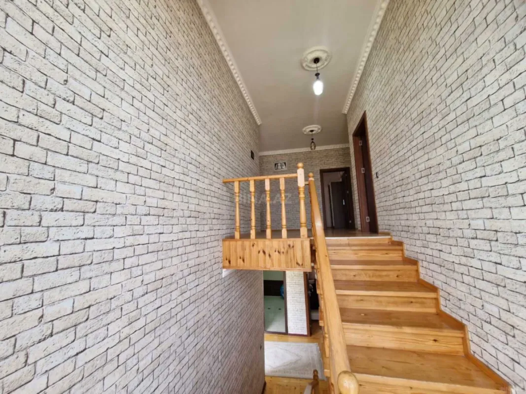 Satılır 5 otaqlı həyət evi 200 m²